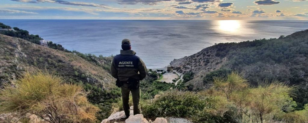 Agente de Medio Ambiente vigilando paraje